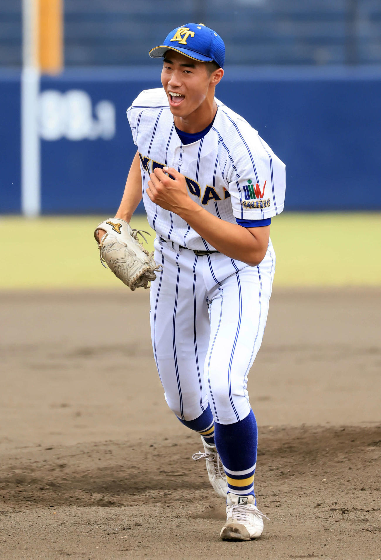 宇都宮商対健大高崎　2回表宇都宮商の攻撃を連続三振に切ってとり雄たけびを上げる下重（撮影・浅見桂子）