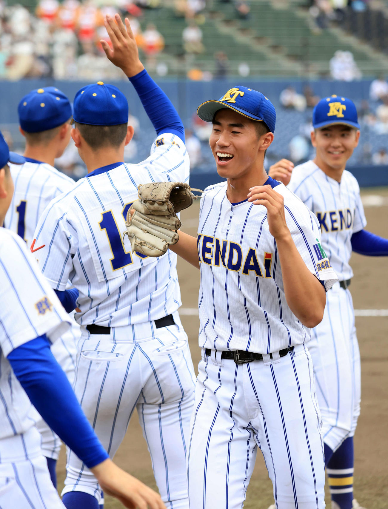 宇都宮商対健大高崎　2回表宇都宮商の攻撃を連続三振に切ってとり笑顔でベンチに戻る下重（撮影・浅見桂子）