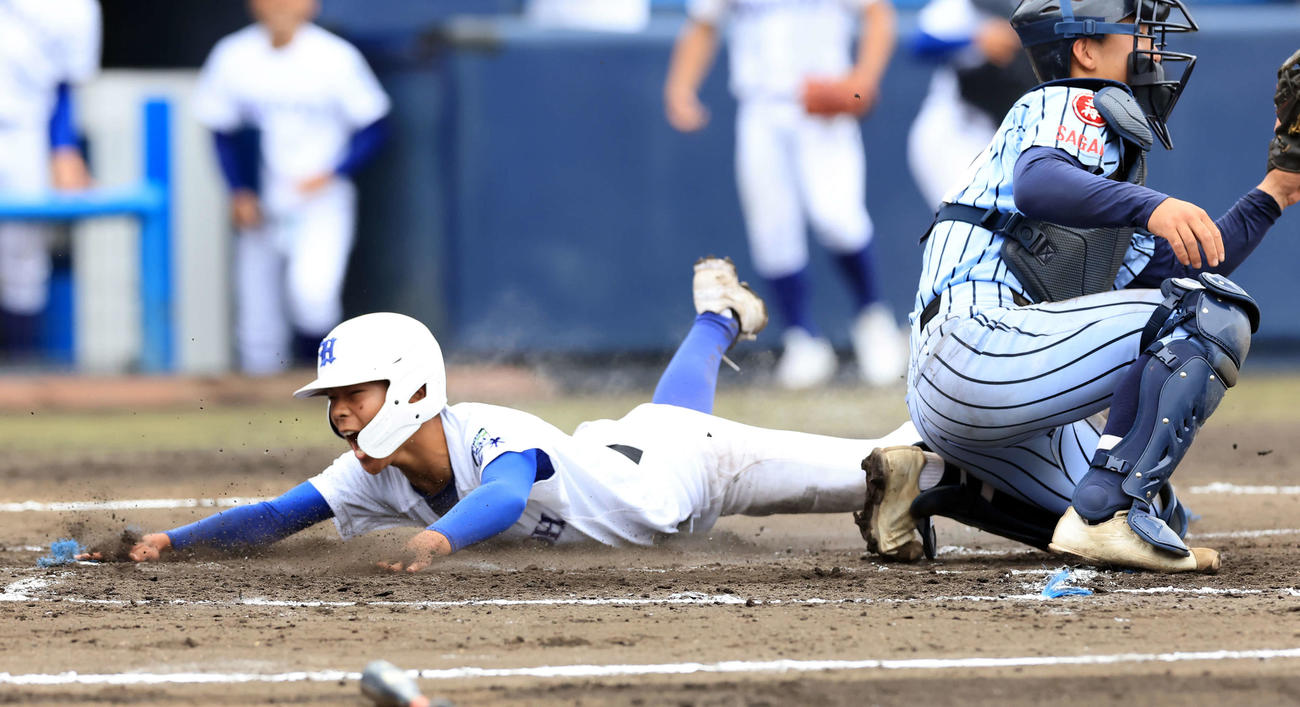 白鴎大足利対東海大相模　7回表白鴎大足利1死一、二塁、篠原の中前先制適時打で生還する古内（左）。捕手木村（撮影・浅見桂子）