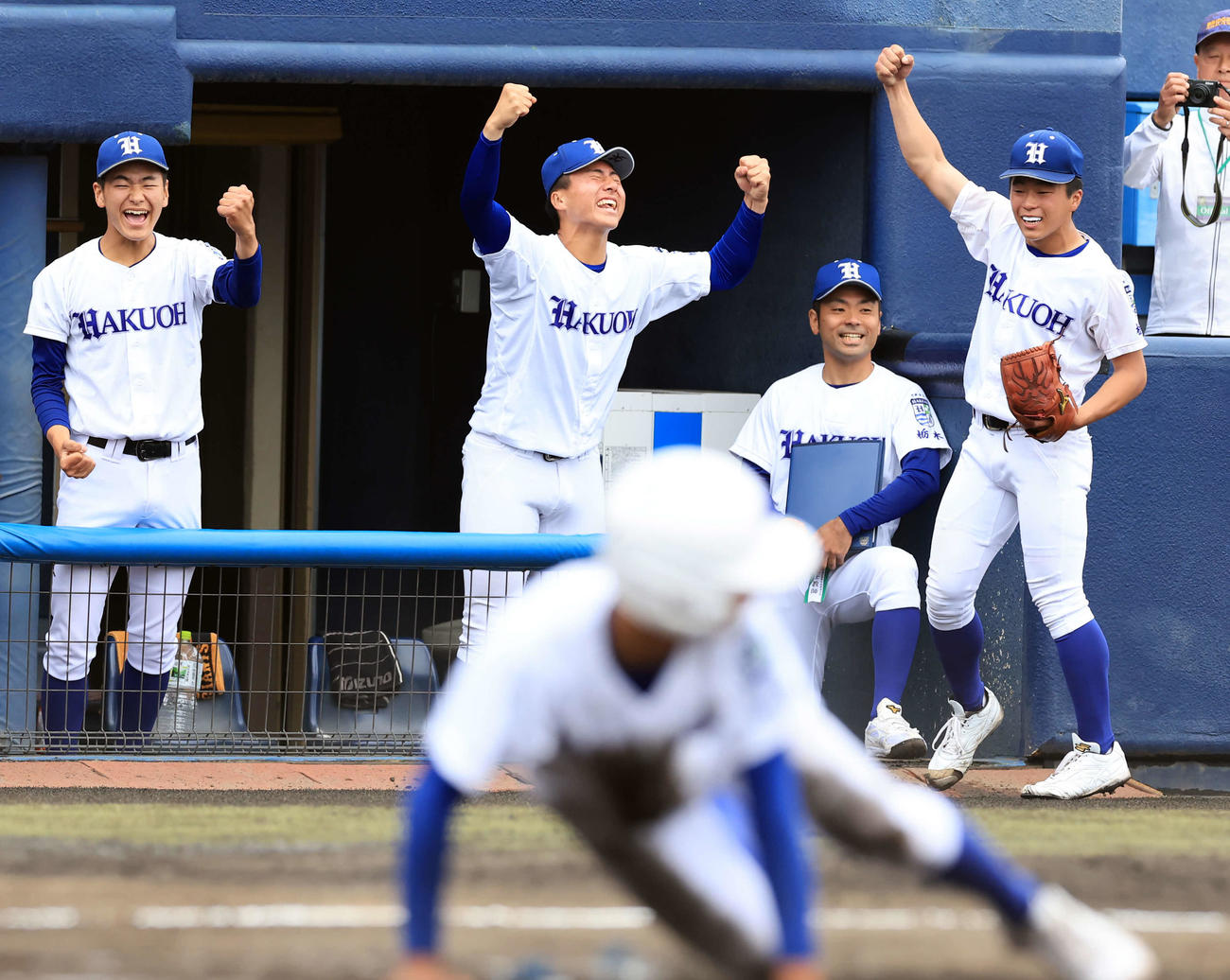 白鴎大足利対東海大相模　7回表白鴎大足利1死一、二塁、篠原の中前適時打で古内（左手前）が先制の生還をし、ガッツポーズで喜ぶ山口（右）ら選手たち（撮影・浅見桂子）
