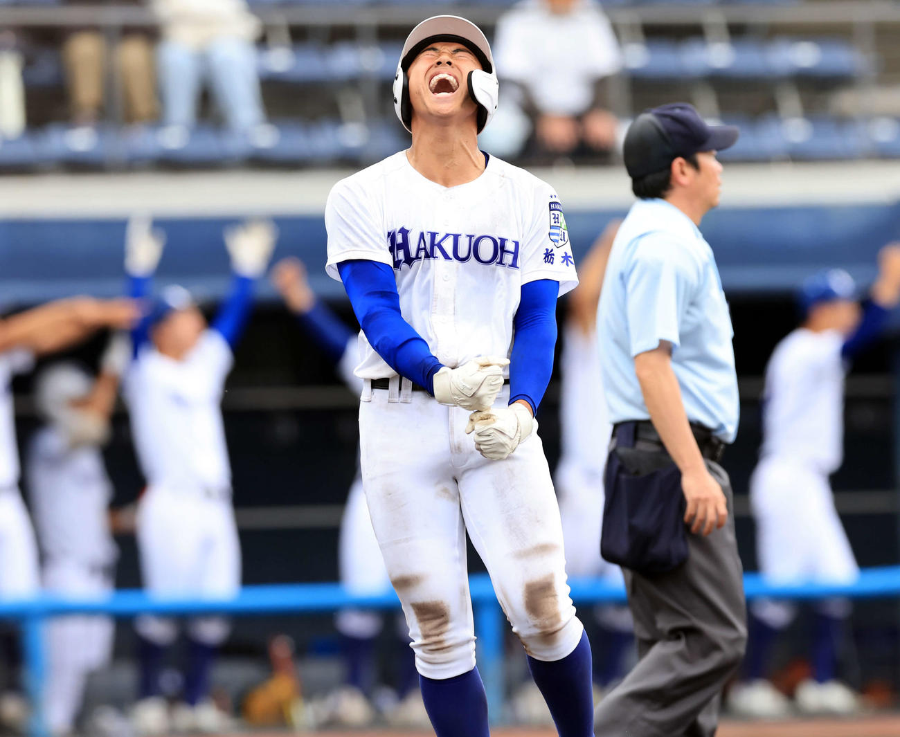 白鴎大足利対東海大相模　7回表白鴎大足利1死満塁、小林の中越え3点適時三塁打で生還した一塁走者の小野寺は雄たけびを上げて喜ぶ（撮影・浅見桂子）