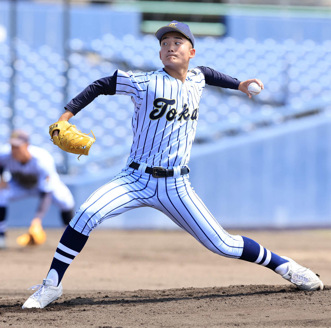 東海大菅生対昌平　力投する東海大菅生・上原（撮影・浅見桂子）