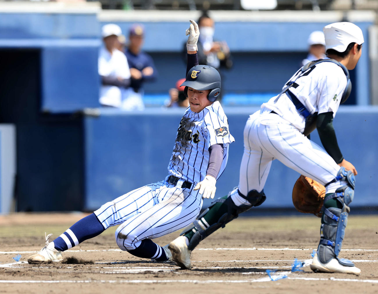 東海大菅生対昌平　1回表東海大菅生1死二塁、小上防の中前適時打で生還する阪野（左）（撮影・浅見桂子）