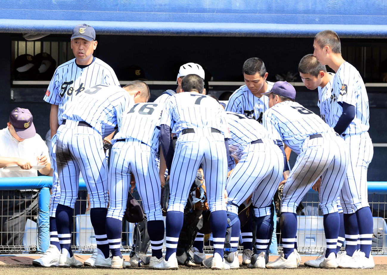 東海大菅生対昌平　ベンチ前で選手に指示を出す東海大菅生・若林監督（左奥）（撮影・浅見桂子）