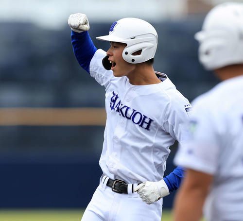 白鴎大足利対東海大相模　7回表白鴎大足利無死一塁、杉山は中前打を放ちガッツポーズ（撮影・浅見桂子）