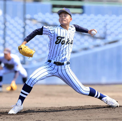 東海大菅生対昌平　力投する東海大菅生・上原（撮影・浅見桂子）