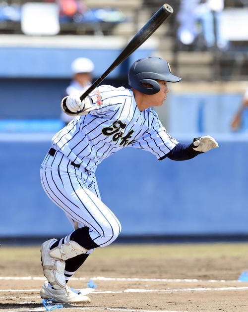 東海大菅生対昌平　1回表東海大菅生1死二塁、小上防は中前適時打を放つ（撮影・浅見桂子）