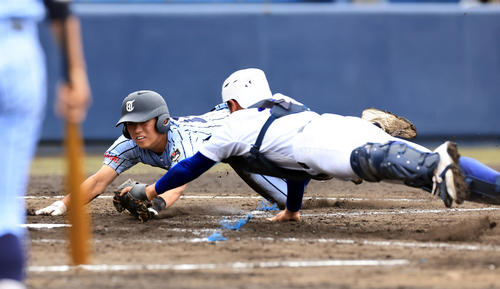 白鴎大足利対東海大相模　5回裏東海大相模2死一塁、柴田の左前打で一気に本塁を突いた日賀（奥）だが、相手好返球に阻止される。捕手小野寺（撮影・浅見桂子）