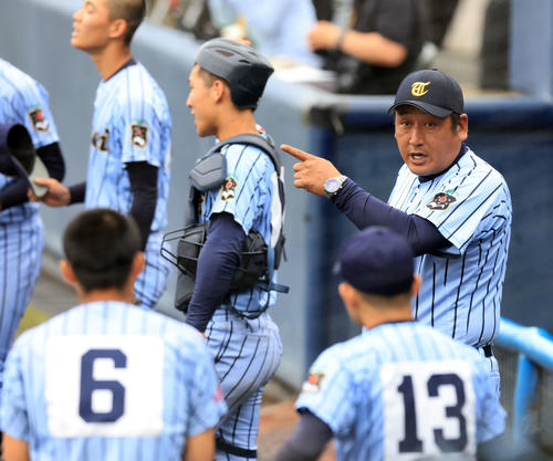 白鴎大足利対東海大相模　ベンチ前で選手に指示を出す東海大相模・原監督（右）（撮影・浅見桂子）