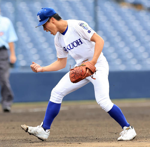 白鴎大足利対東海大相模　6回裏東海大相模2死三塁、長尾を三塁ゴロに仕留め、雄たけびを上げてガッツポーズする山口（撮影・浅見桂子）