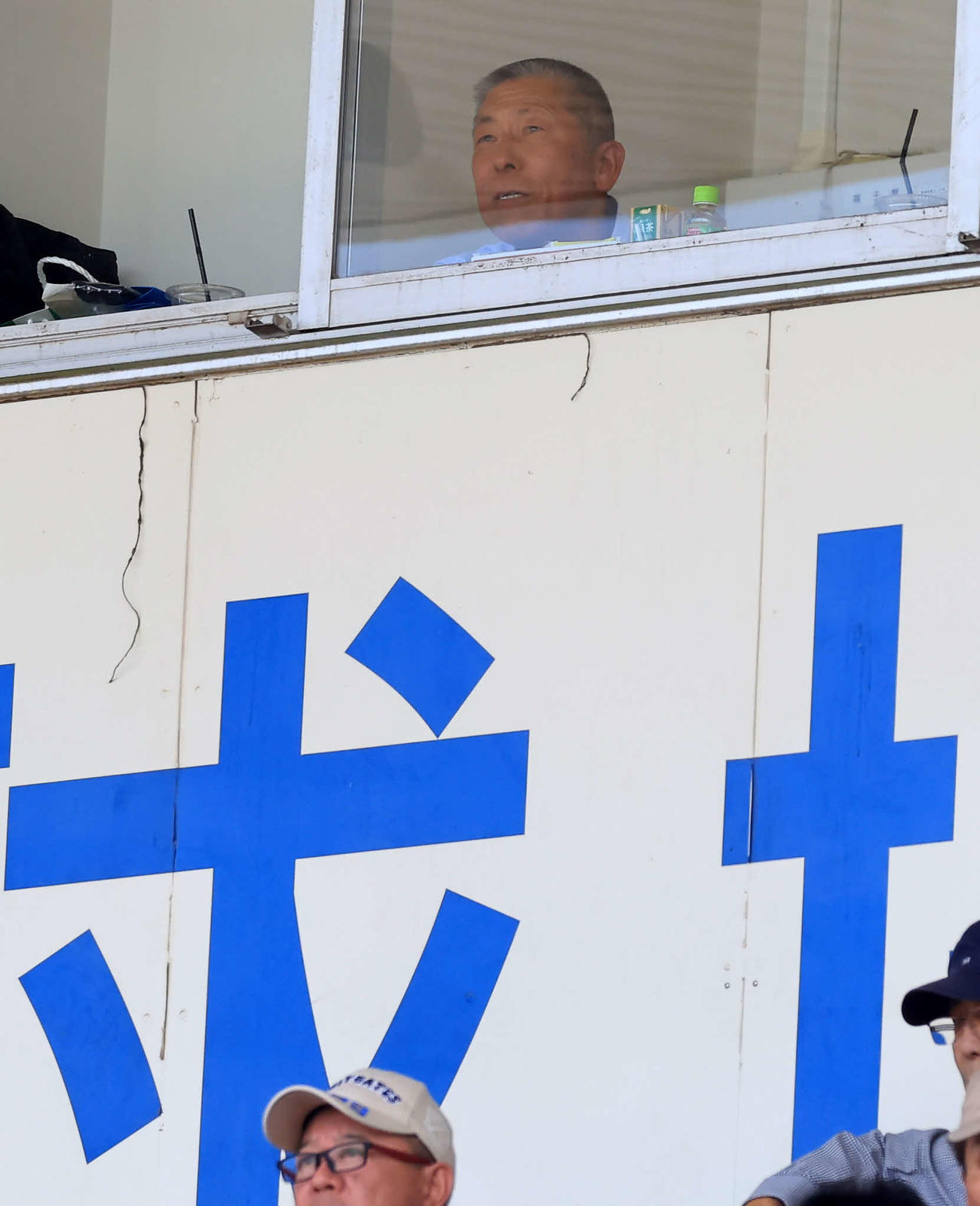 花咲徳栄対帝京　スタンドの部屋から視察するU－18日本代表の小倉監督（撮影・浅見桂子）