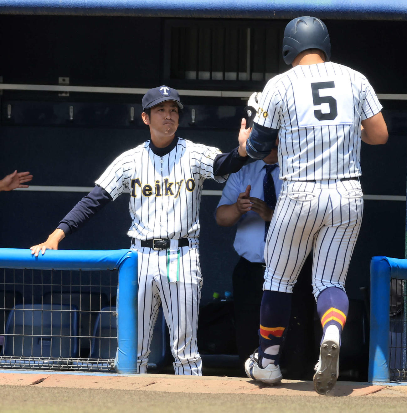 花咲徳栄対帝京　4回裏帝京無死一、二塁、奈良（右）が左越え3点本塁打を放ち笑顔で迎える金田監督（撮影・浅見桂子）