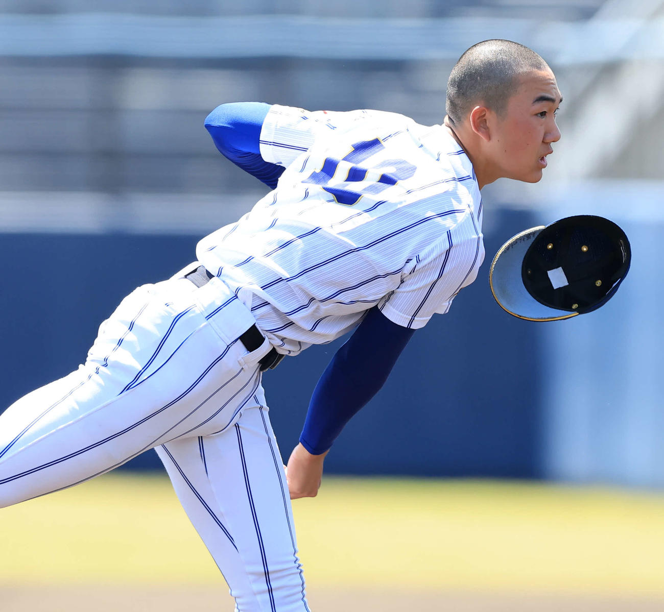 常総学院対健大高崎　帽子を飛ばして力投する健大高崎・石垣（撮影・浅見桂子）