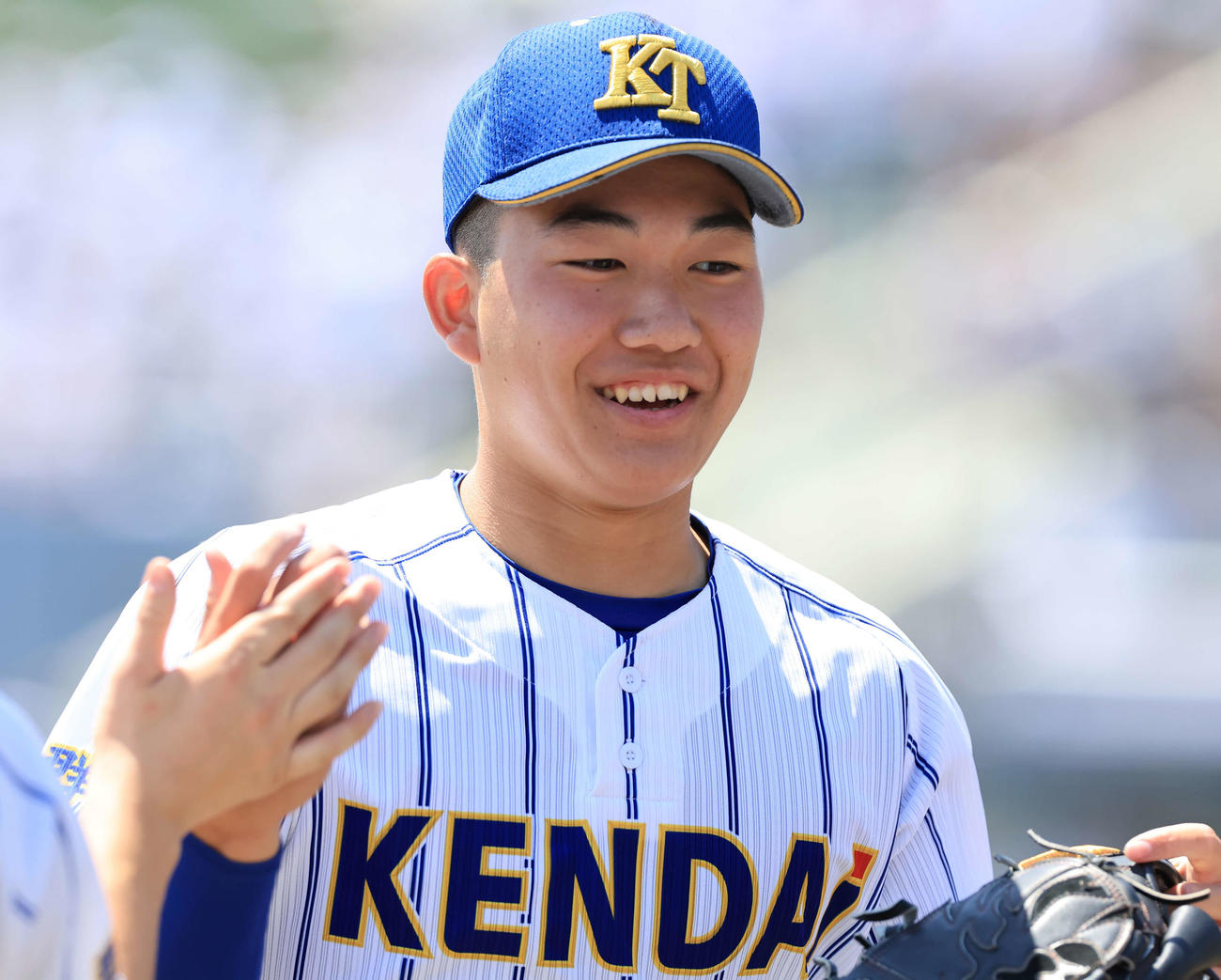 常総学院対健大高崎　1回表常総学院の攻撃を3人で抑えた石垣は笑顔でベンチに戻る（撮影・浅見桂子）