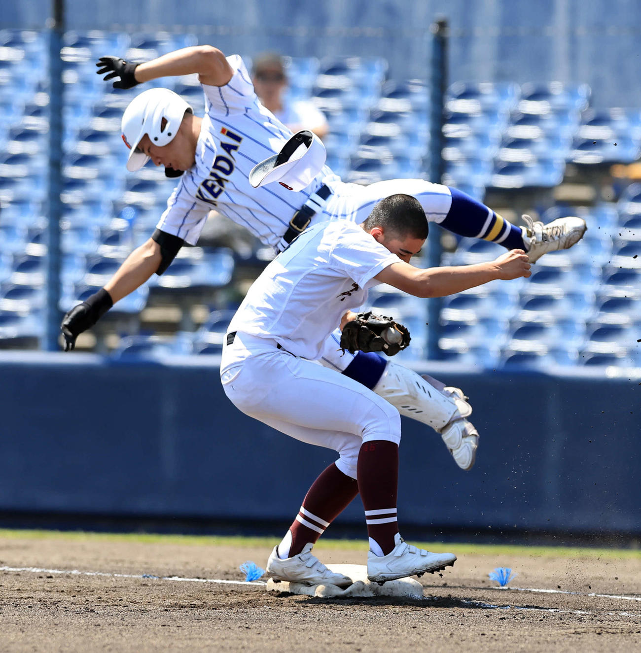 常総学院対健大高崎　1回裏健大高崎無死二塁、送りバントをした田中（上）はカバーに入った丸山と接触し飛ばされる（撮影・浅見桂子）