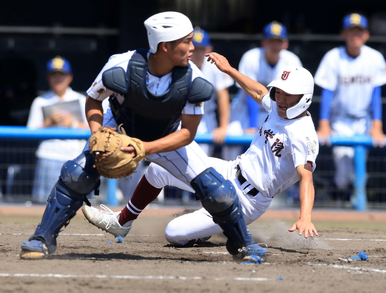 常総学院対健大高崎　3回表常総学院2死満塁、池田の2点適時打で生還する杉山（右）。捕手箱山（撮影・浅見桂子）