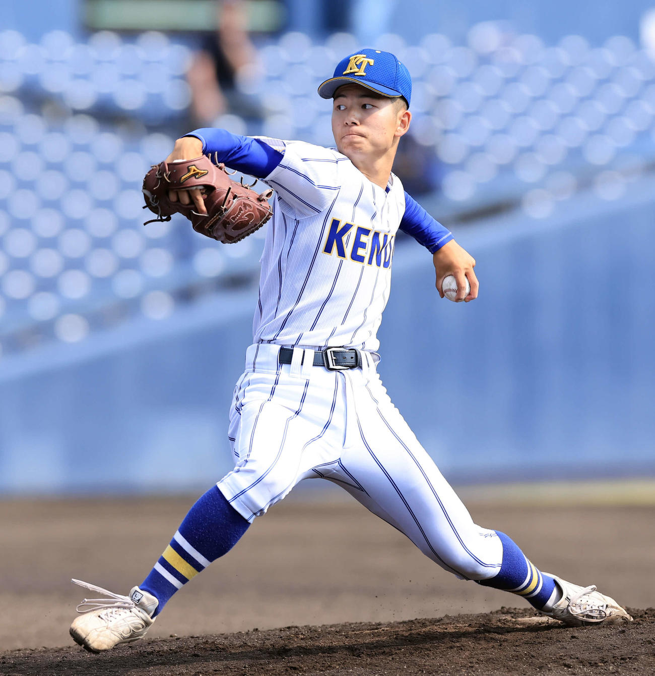 常総学院対健大高崎　6回表常総学院の攻撃から登板した佐藤（撮影・浅見桂子）