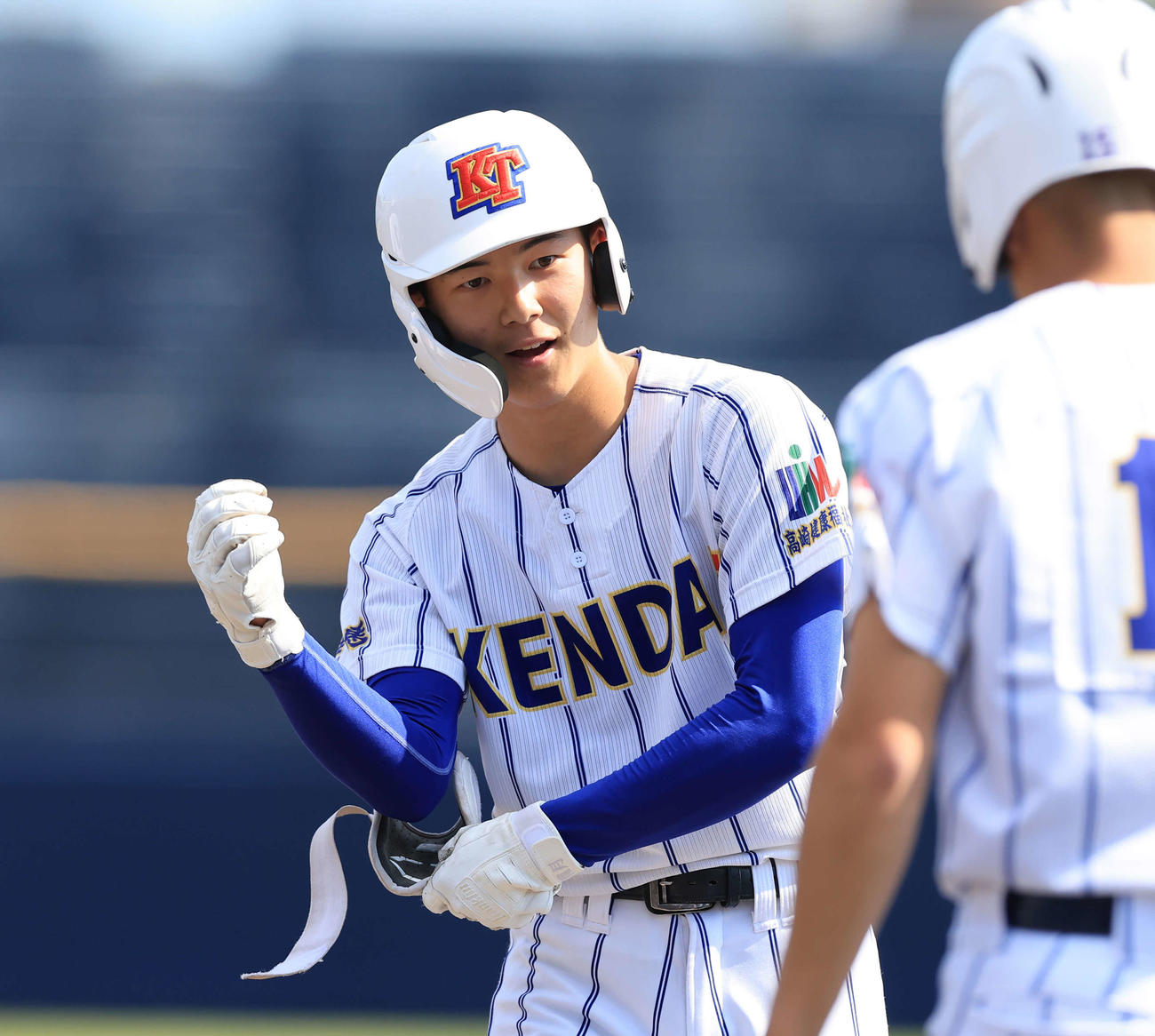 常総学院対健大高崎　6回裏健大高崎1死、佐藤は中前打を放ち笑みを浮かべる（撮影・浅見桂子）