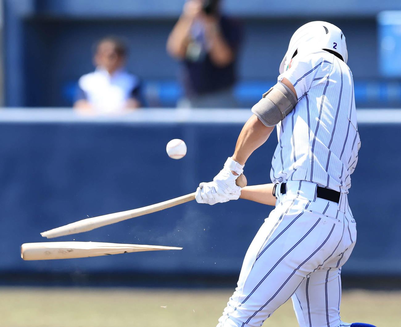 常総学院対健大高崎　1回裏健大高崎1死一塁、箱山はバットを折られる（撮影・浅見桂子）