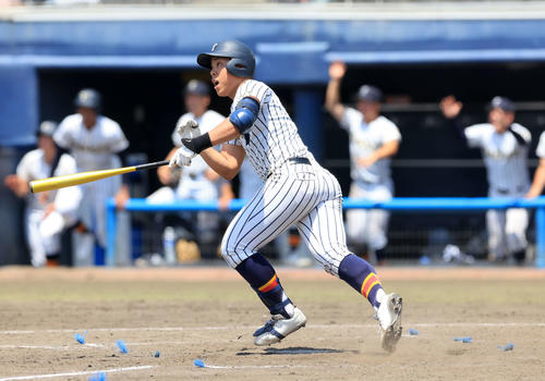 花咲徳栄対帝京　4回裏帝京無死一、二塁、奈良は左越え3点本塁打を放つ（撮影・浅見桂子）