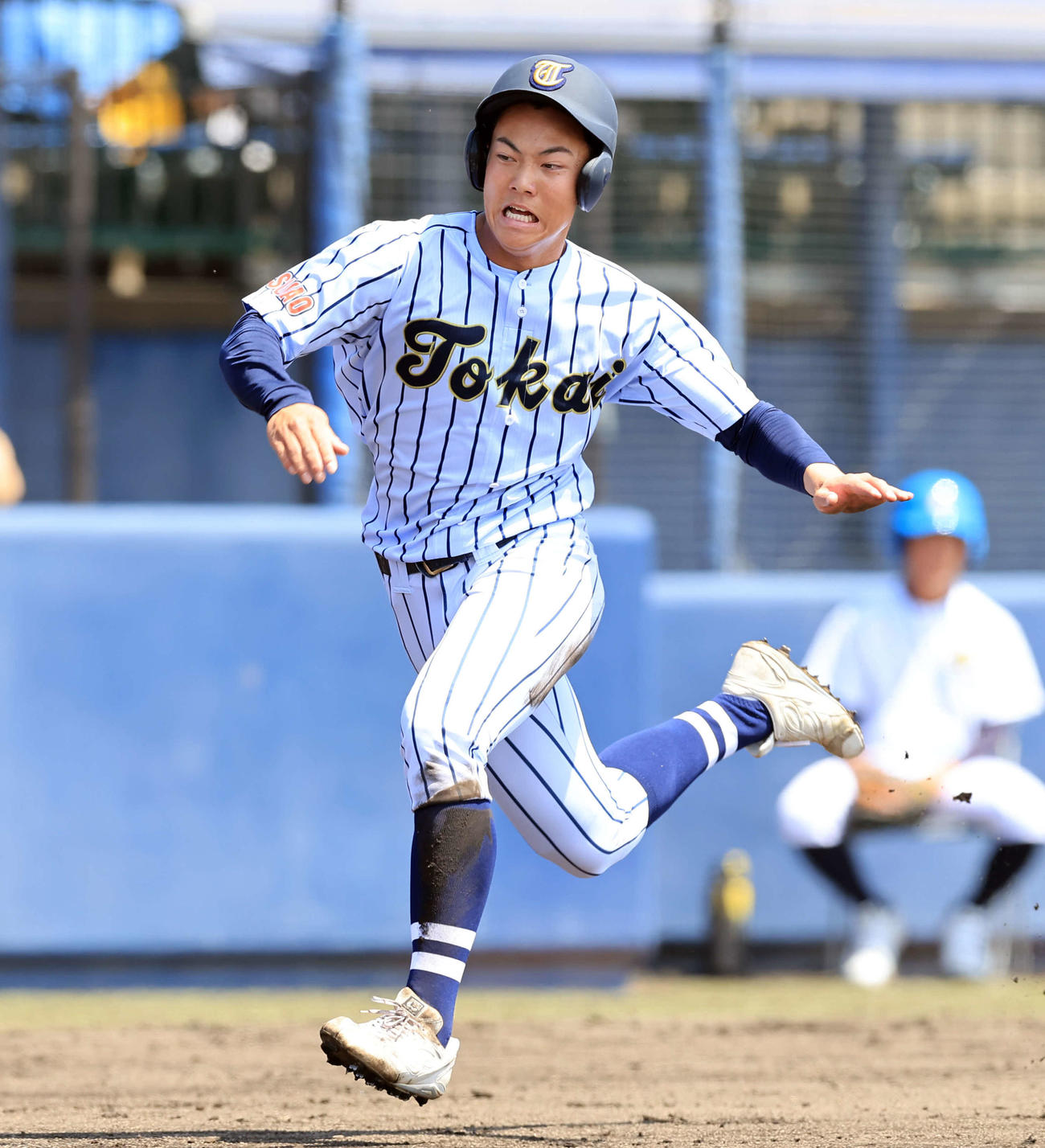 東海大菅生対昌平　1回表東海大菅生2死二塁、関山の右適時打で激走して生還する小上防（撮影・浅見桂子）