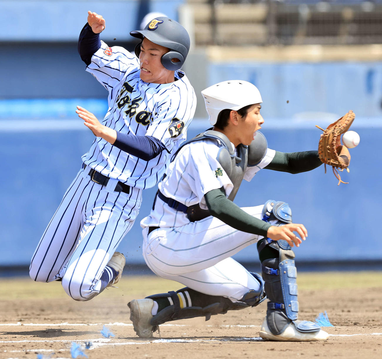 東海大菅生対昌平　1回表東海大菅生2死二塁、関山の右適時打で激走して生還する小上防（左）（撮影・浅見桂子）