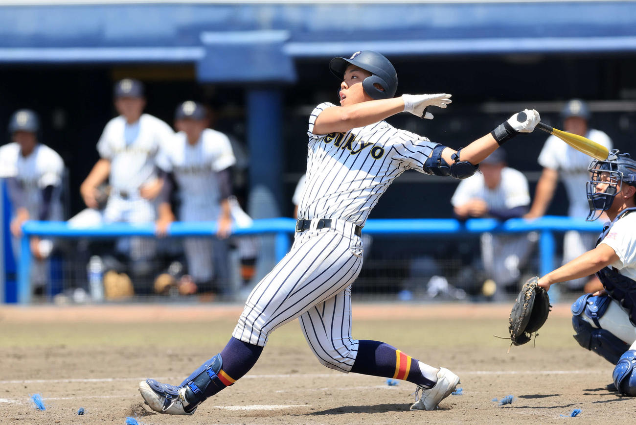 花咲徳栄対帝京　4回裏帝京無死一、二塁、奈良は左越え3点本塁打を放つ（撮影・浅見桂子）