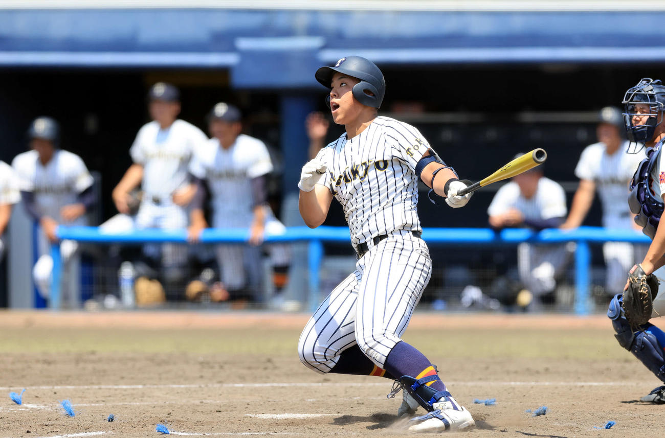 花咲徳栄対帝京　4回裏帝京無死一、二塁、奈良は左越え3点本塁打を放つ（撮影・浅見桂子）