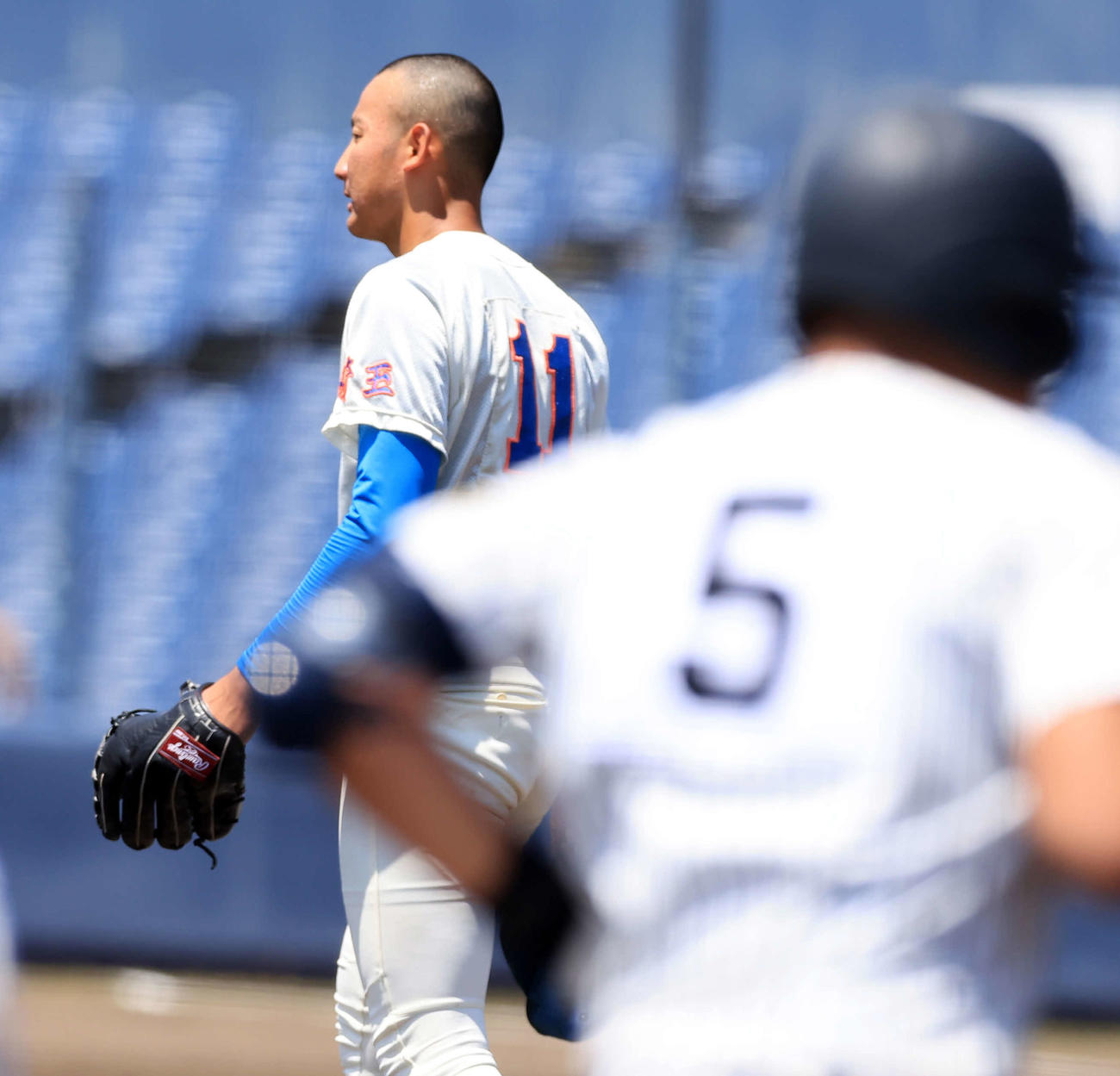 花咲徳栄対帝京　4回裏帝京無死一、二塁、奈良（手前）に左越え3点本塁打を許しぼう然とする岡山（撮影・浅見桂子）