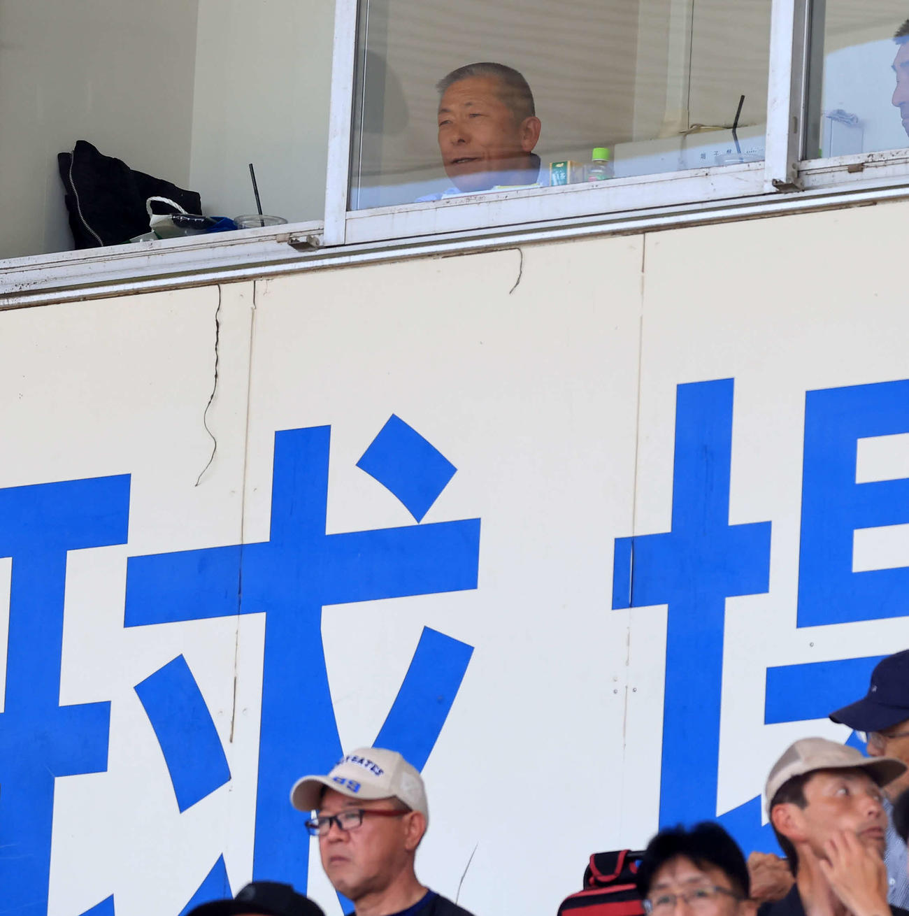 花咲徳栄対帝京　スタンドの部屋から視察するU－18日本代表の小倉監督（撮影・浅見桂子）