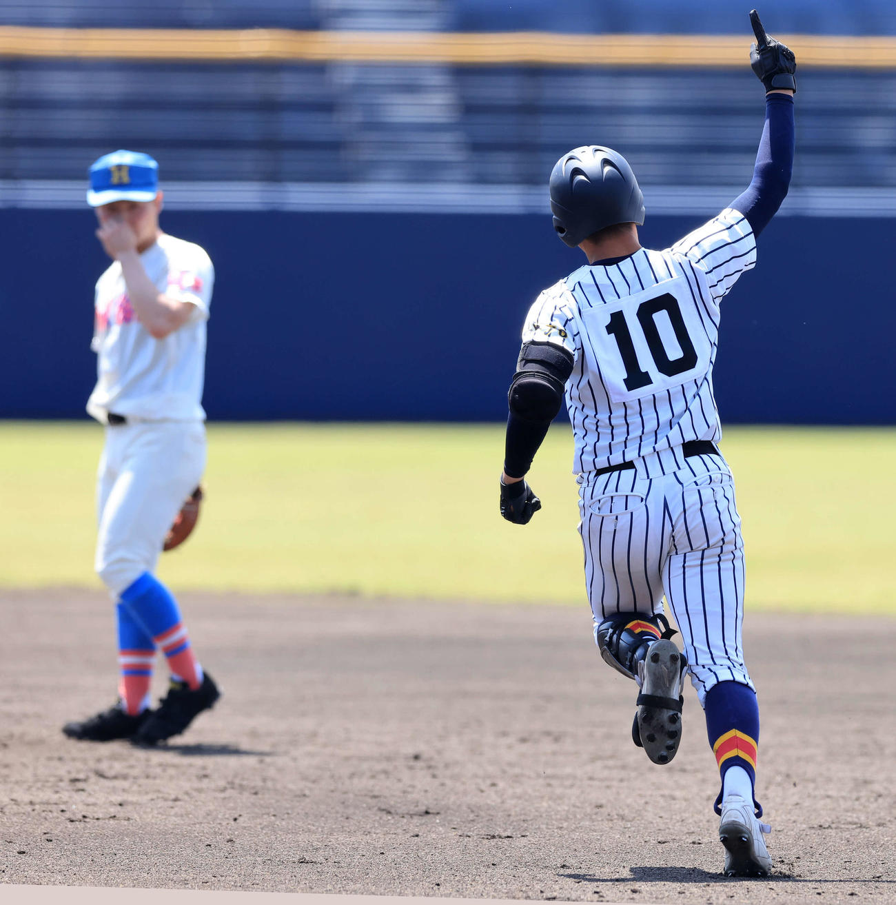 花咲徳栄対帝京　2回裏帝京1死一、二塁、村松は3点本塁打を放ちガッツポーズ（撮影・浅見桂子）