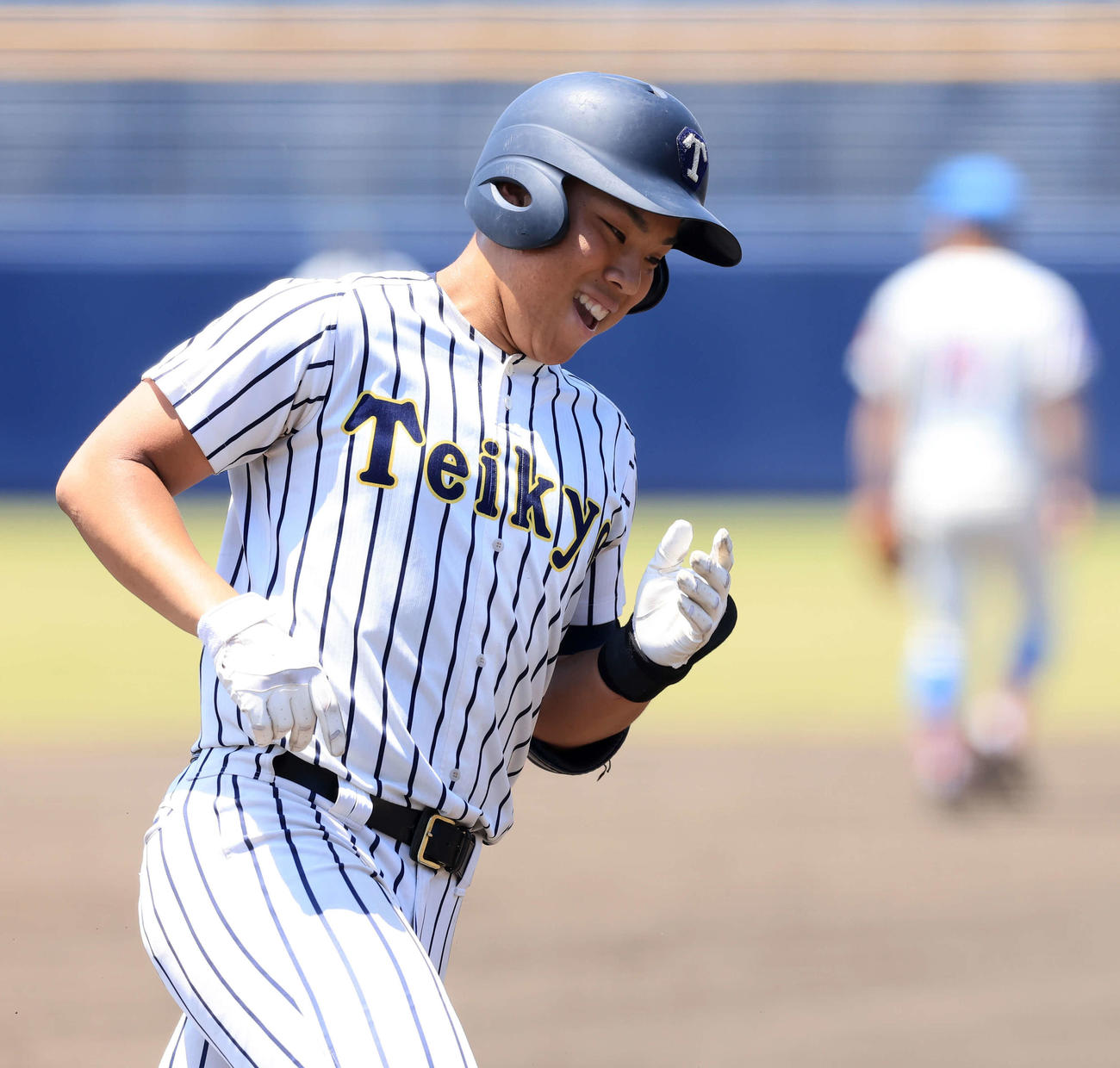 花咲徳栄対帝京　4回裏帝京無死一、二塁、奈良は左越え3点本塁打を放ち笑顔で三塁を回る（撮影・浅見桂子）