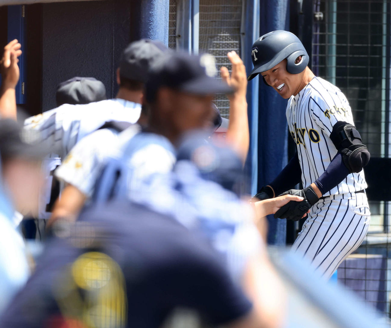 花咲徳栄対帝京　2回裏帝京1死一、二塁、村松（右）は3点本塁打を放ち笑顔でナインとハイタッチ（撮影・浅見桂子）