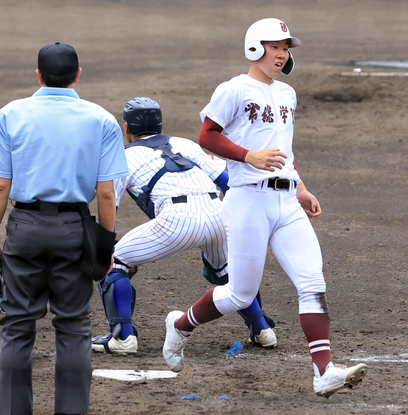 中央学院対常総学院　4回裏常総学院1死三塁、丸山の犠飛で生還する小林（右）（撮影・浅見桂子）