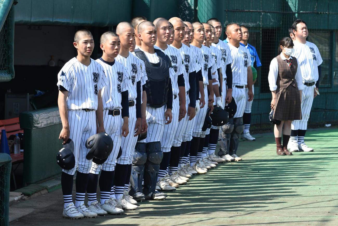 試合後、ベンチ前に整列する別海の選手ら（撮影・石井翔太）
