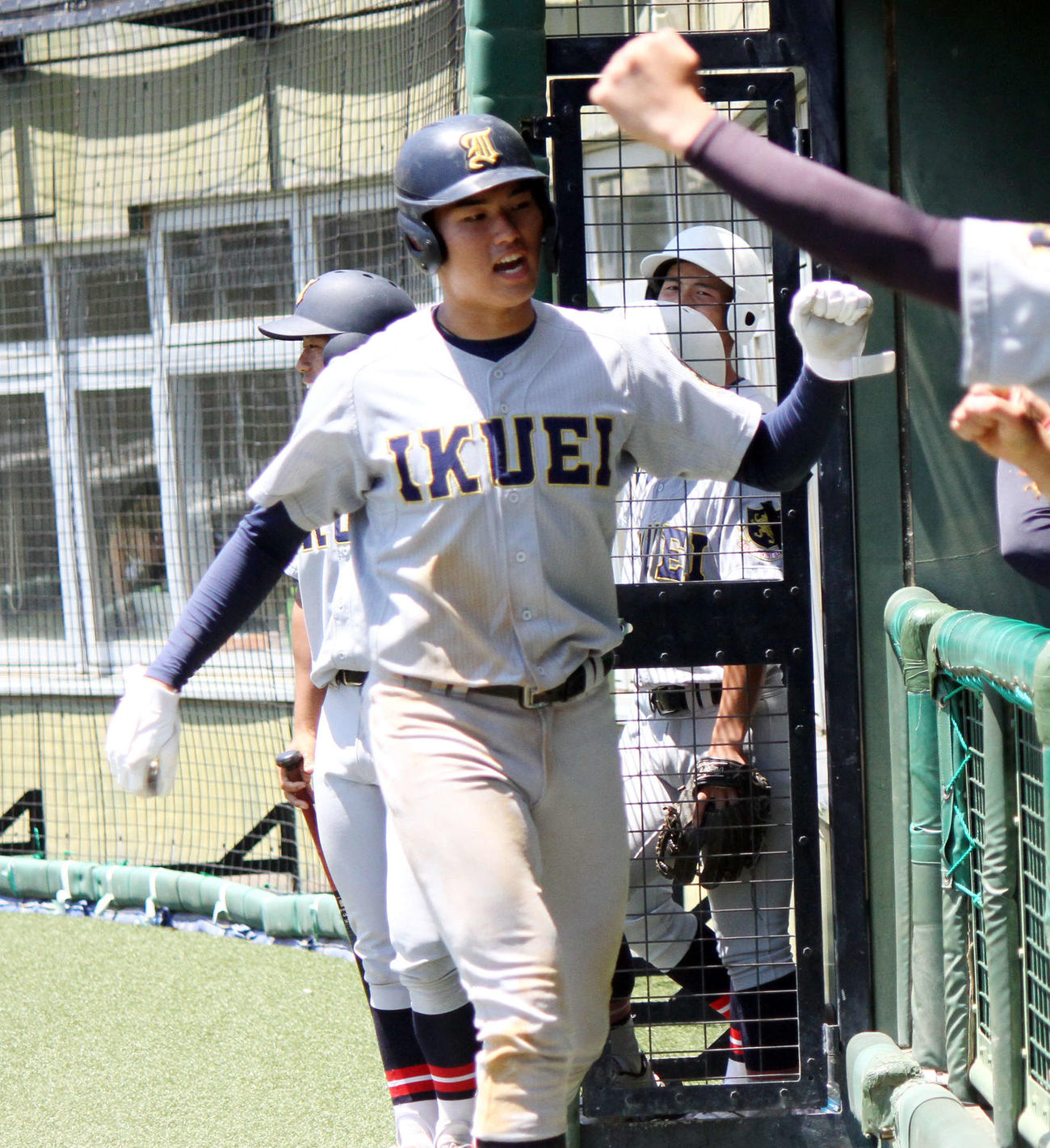 東陵対仙台育英　8回裏に勝ち越しのホームベースを踏みナインらと喜ぶ仙台育英・山口（撮影・木村有優）
