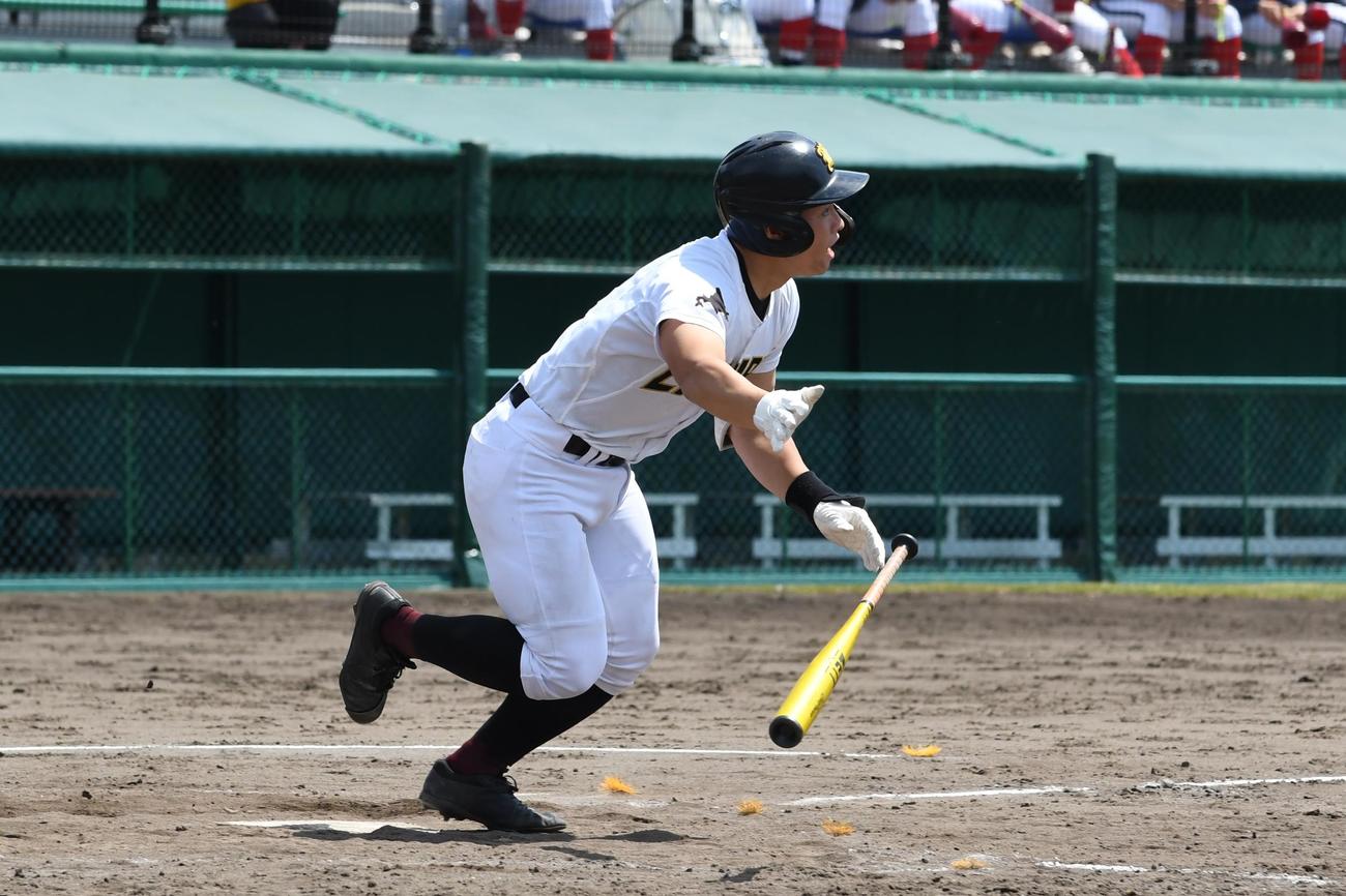 4回1死満塁、走者一掃の適時三塁打を放つ遠軽の小森（撮影・石井翔太）