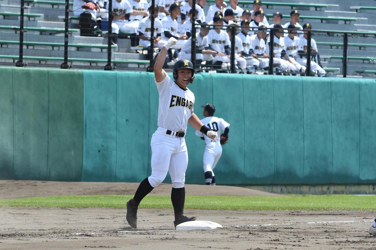 4回1死満塁、走者一掃の適時三塁打を放ち塁上でガッツポーズする遠軽の小森（撮影・石井翔太）