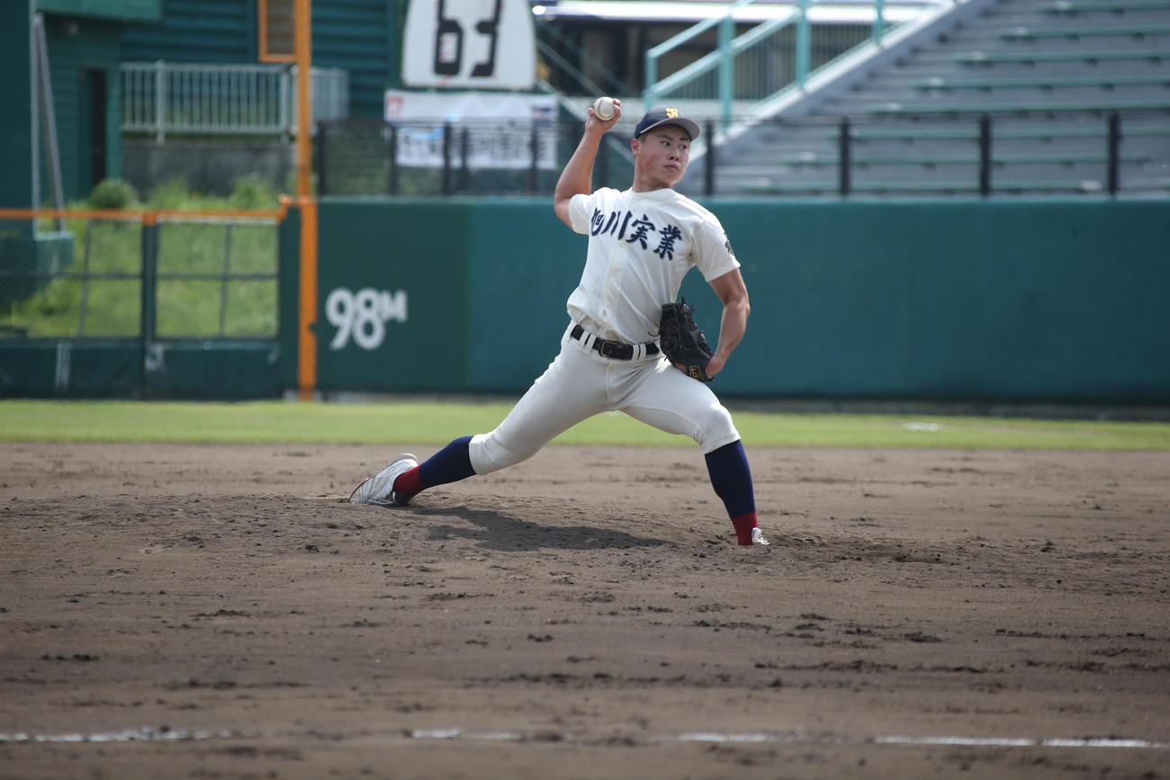 旭川実対札幌大谷　力投する田中稜真投手（撮影・中島洋尚）
