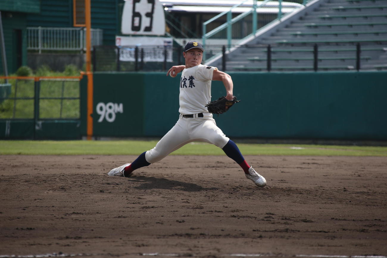 旭川実対札幌大谷　力投する田中稜真投手（撮影・中島洋尚）