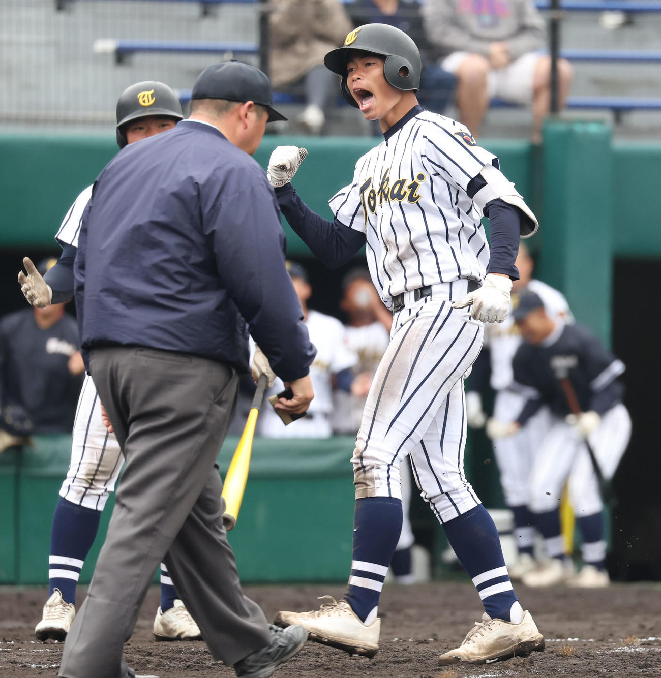 北照対東海大札幌　6回裏東海大札幌無死、北沢は左越え本塁打を放ちガッツポーズをする（撮影・佐藤翔太）