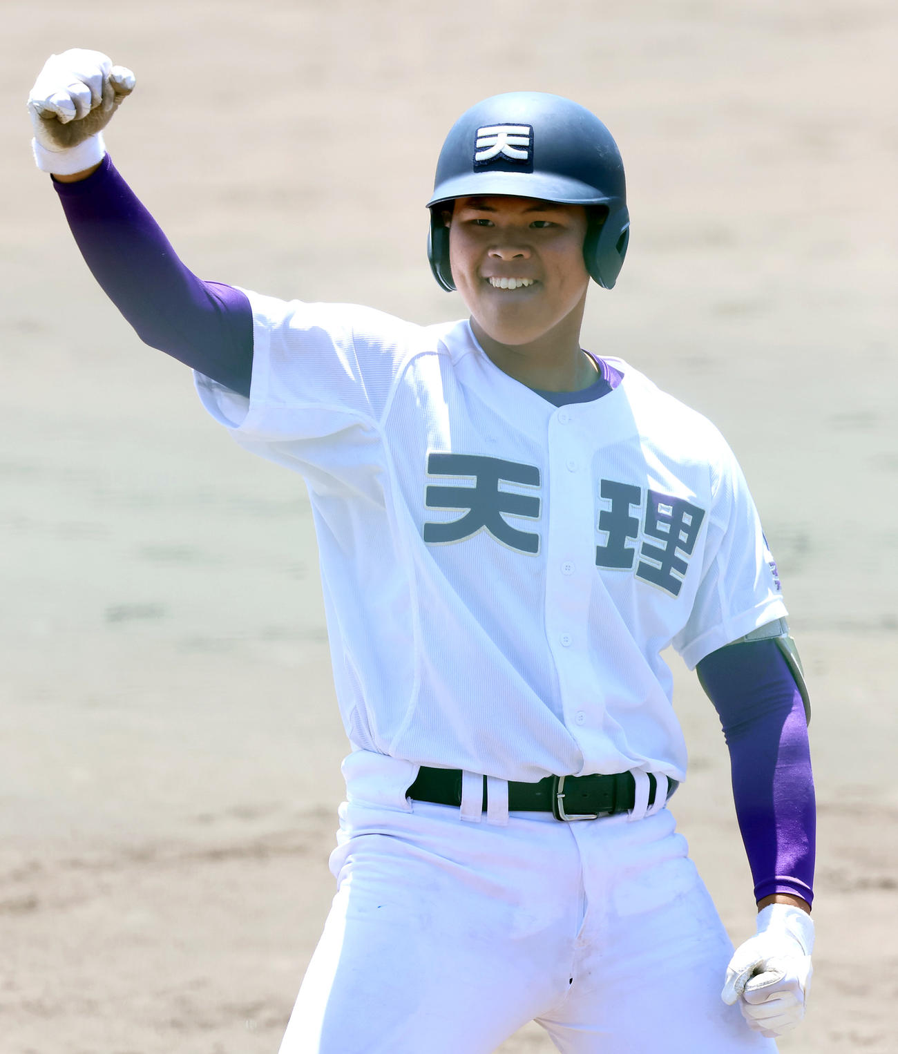 高校野球・春季近畿大会　天理対社　9回表天理1死満塁、伊藤（右）は左越え3点三塁打を放ち三塁で喜ぶ（撮影・上山淳一）