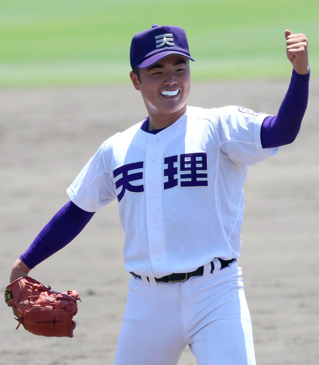 高校野球・春季近畿大会　天理対社　天理の麻田は社打線を1安打完封で勝利を挙げガッツポーズする（撮影・上山淳一）