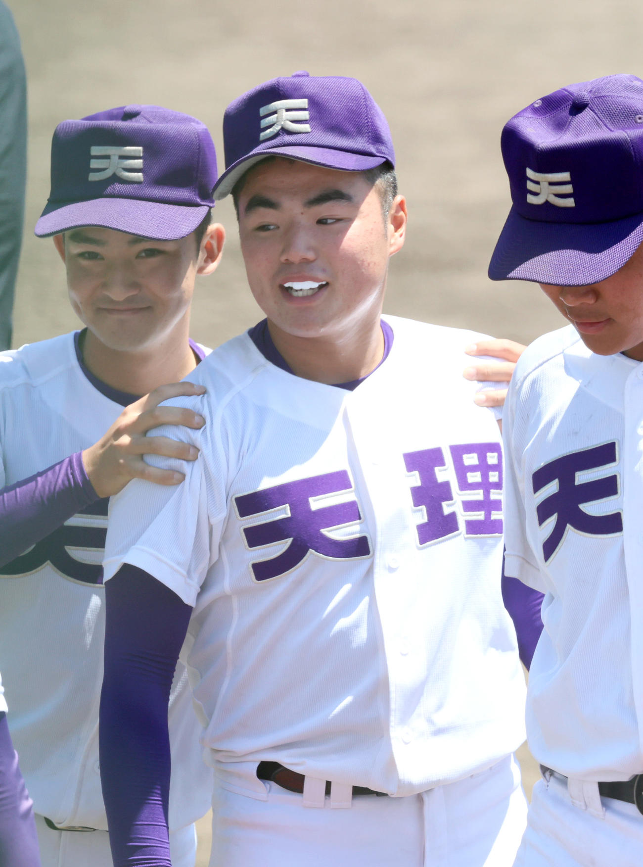 高校野球・春季近畿大会　天理対社　天理の麻田（中央）は社打線を1安打完封で勝利を挙げ仲間から祝福される（撮影・上山淳一）