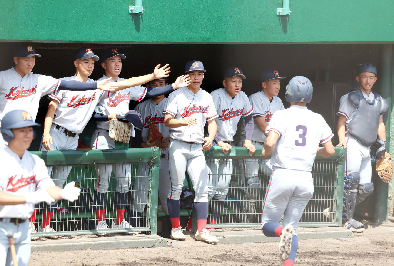 京都国際対明石商　2回表京都国際1死満塁、西村のスクイズで高岸（3）が先制生還し盛り上がる京都国際の選手ら（撮影・上山淳一）