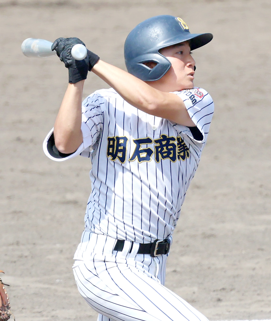 京都国際対明石商　4回裏明石商1死満塁、代打・来田は二飛に倒れる（撮影・上山淳一）
