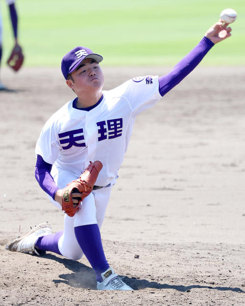 高校野球・春季近畿大会　天理対社　5回裏、力投する天理の麻田（撮影・上山淳一）