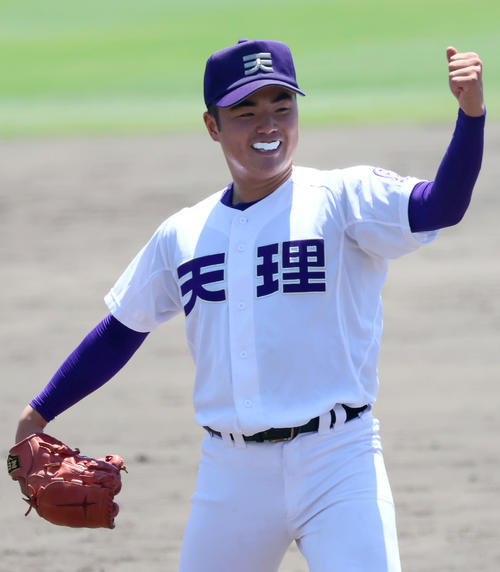 高校野球・春季近畿大会　天理対社　天理の麻田は社打線を1安打完封で勝利を挙げガッツポーズする（撮影・上山淳一）