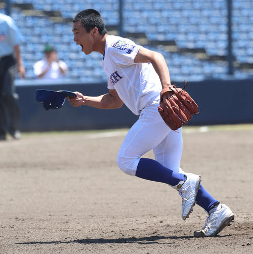 帝京対白鴎大足利　7回表帝京2死一、二塁、奈良を見逃し三振に仕留め雄たけびを上げながらベンチに戻る山口（撮影・河野匠）