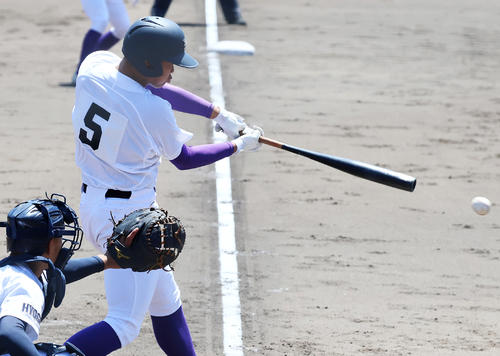 高校野球・春季近畿大会　天理対社　5回表天理無死一、三塁、伊藤は先制の中前適時打を放つ（撮影・上山淳一）